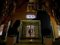 Kado Ultah Suzy vs Jisoo BLACKPINK dari Dior, Bagusan Mana?