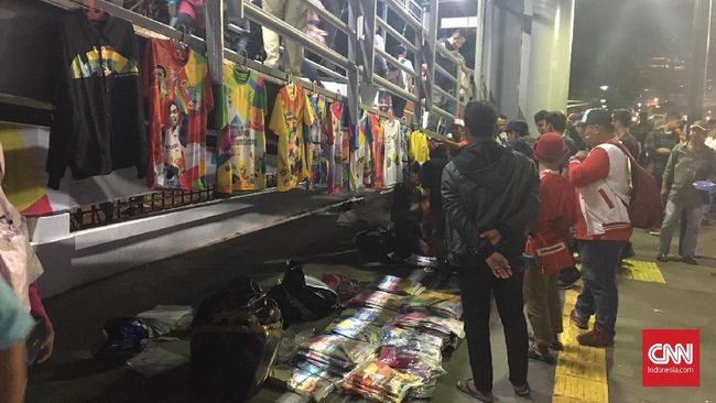 Pedagang Atribut Bermunculan di Pembukaan Asian Games