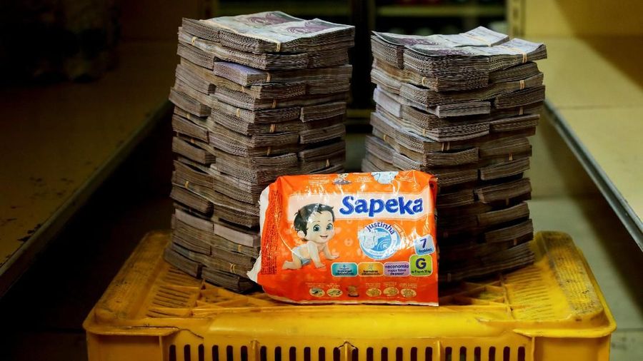 Semakin parahnya krisis ekonomi di Venezuela mengakibatkan barang kebutuhan pokok dihargai hingga jutaan Bolivar.