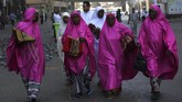 Jemaah calon haji berjalan di luar Masjidil Haram di kota suci Mekah, Arab Saudi, Kamis (16/8). Muslim dari seluruh dunia berkumpul dalam ibadah wajib yang merupakan satu dari lima rukun Islam. (AFP PHOTO/Ahmad Al-Rubaye).