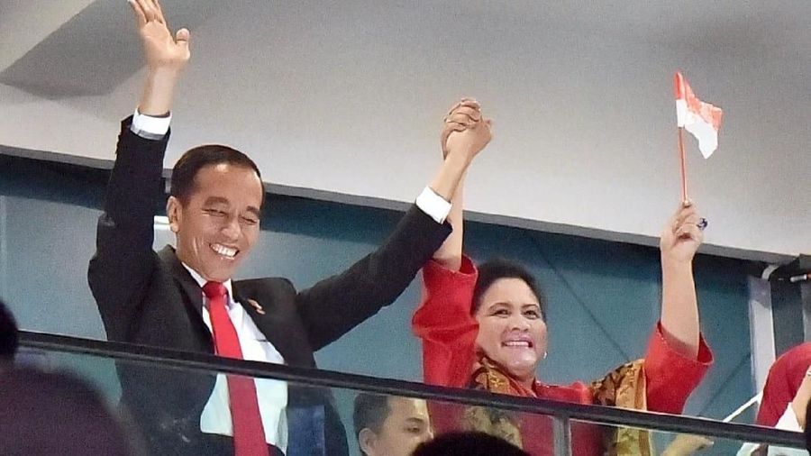 Joko Widodo berjoget saat penyanyi Via Vallen membawakan lagu Meraih Bintang pada Upacara Pembukaan Asian Games ke-18.