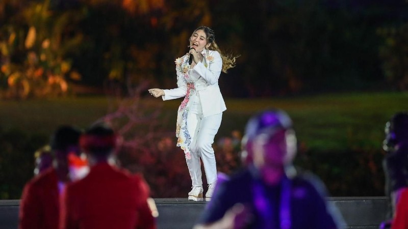 Joko Widodo berjoget saat penyanyi Via Vallen membawakan lagu Meraih Bintang pada Upacara Pembukaan Asian Games ke-18.