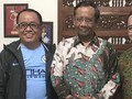 Jersey MU untuk Mahfud MD, Kado 'Pelipur Lara' dari Said Didu
