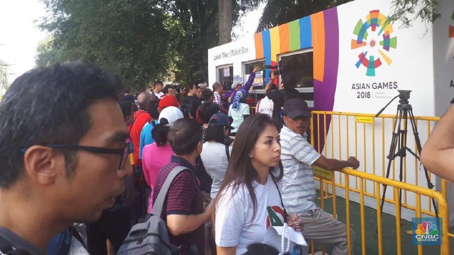 Hingga pukul 9.00 WIB tadi, ticket box untuk penukaran tiket belum juga dibuka sementara antrean penonton telah mengular.