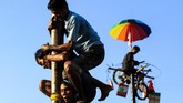 Permainan tradisional Indonesia diketahui memiliki makna membangun rasa gotong royong, salah satunya pada panjat pinang. (ANTARA FOTO/Rahmad)