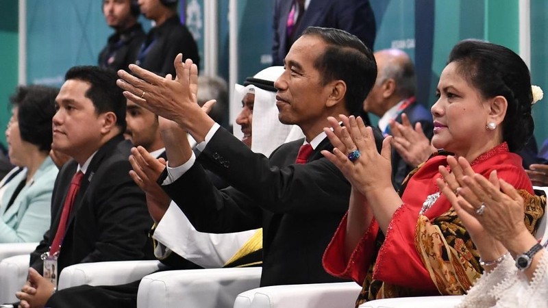 Joko Widodo berjoget saat penyanyi Via Vallen membawakan lagu Meraih Bintang pada Upacara Pembukaan Asian Games ke-18.