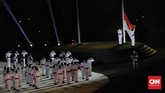 Pengibaran bendera merah putih saat acara pembukaan Asian Games 2018 di Stadion Utama Gelora Bung Karno, Jakarta, Sabtu (18/8). (CNNIndonesia/Adhi Wicaksono)