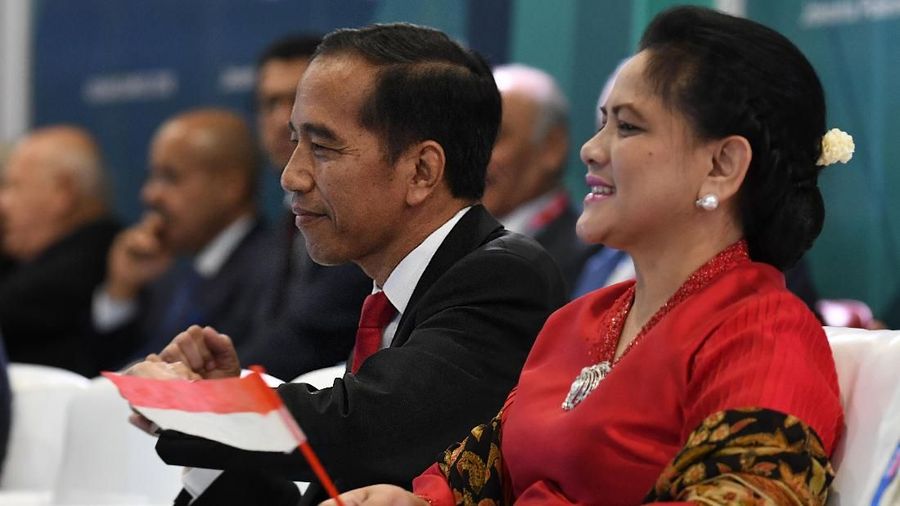 Joko Widodo berjoget saat penyanyi Via Vallen membawakan lagu Meraih Bintang pada Upacara Pembukaan Asian Games ke-18.