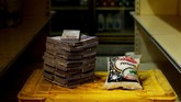 Harga beras 1 kg di Venezuela hanya 2,5 juta boliver atau setara Rp5.500. Pemerintah Venezuela menilai redenominasi akan membawa stabilitas ekonomi ke negara tersebut. (REUTERS/Carlos Garcia Rawlins).