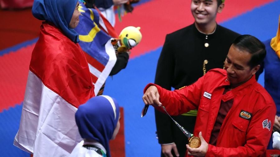 Fesyen Jokowi viral lagi, kali ini jaket merah yang ia kenakan di Asian Games 2018