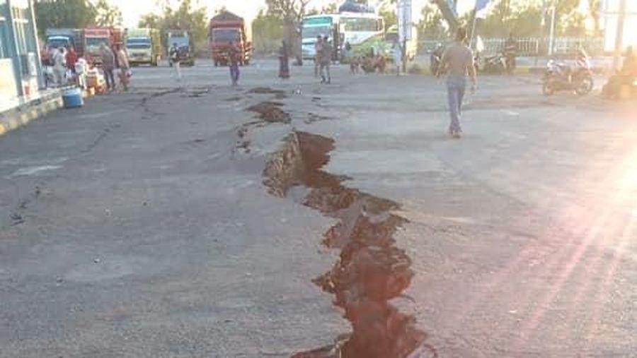 A crack emerges on a road at Kayangan Port after an earthquake hit Lombok, Indonesia, August 20, 2018, in this picture obtained from social media. Bayu Wiguna/via REUTERS THIS IMAGE HAS BEEN SUPPLIED BY A THIRD PARTY. MANDATORY CREDIT. NO RESALES. NO ARCHIVES.