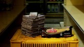 Pasta 1 jg 2,5 juta boliver setara Rp5.500. Para pengkritik ekonomi menilai langkah pemerintah Venezuela tak lebih dari manuver akuntansi yang kurang efektif menahan kenaikan harga. (REUTERS/Carlos Garcia Rawlins).