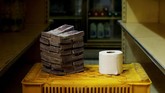 Tisu toilet seharga 2,6 juta boliver atau setara Rp5.800. Mata uang Venezuela semakin tak berharga, namun tumpukan uang tunaipun sulit diperoleh. (REUTERS/Carlos Garcia Rawlins).