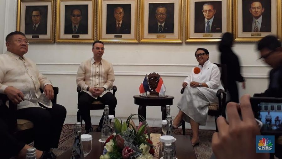 Filipina memiliki pertumbuhan ekonomi yang tinggi serta jumlah penduduk yang banyak, sehingga dapat menjadi pasar yang menjanjikan bagi para pebisnis Indonesia.