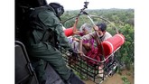 Angkatan Laut India dikerahkan untuk menyelamatkan warga yang terjebak banjir, sebagian lewat udara.
