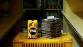 Tepung jagung 1 kg seharga 2,5 juta boliver atau setara Rp5.500. Presiden Venezuela Nicolas Maduro Moros mengatakan Venezuela merupakan korban perang ekonomi yang dipimpin oleh musuh politiknya. (REUTERS/Carlos Garcia Rawlins).