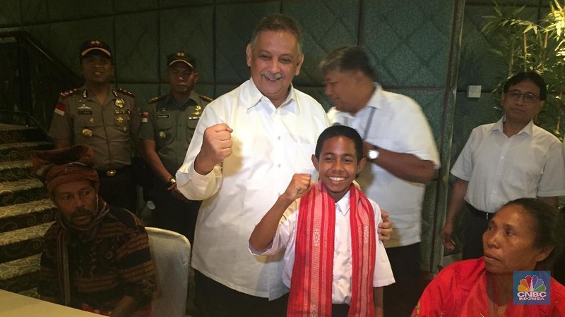 PT PLN (Persero) memberikan apresiasi kepada Joni dengan memberikan bantuan beasiswa sebesar Rp 84 juta hingga jenjang pendidikan S1.