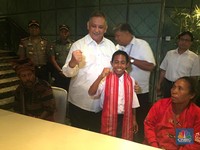 Joni si Pemanjat Tiang Bendera Dapat Setruman Hadiah dari PLN