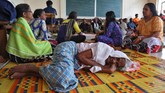 Para korban banjir menempati sebuah ruangan kelas sebuah universitas yang diubah menjadi kamp pengungsi sementara di Kochi, Kerala.