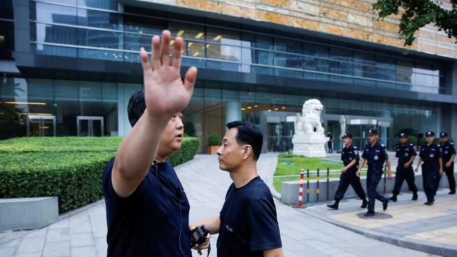 Sejak Juni 2018, otoritas China menutup 243 Startup P2P lending karena masalah investor menarik dana sehingga perusahaan mengalami kesulitan likuiditas