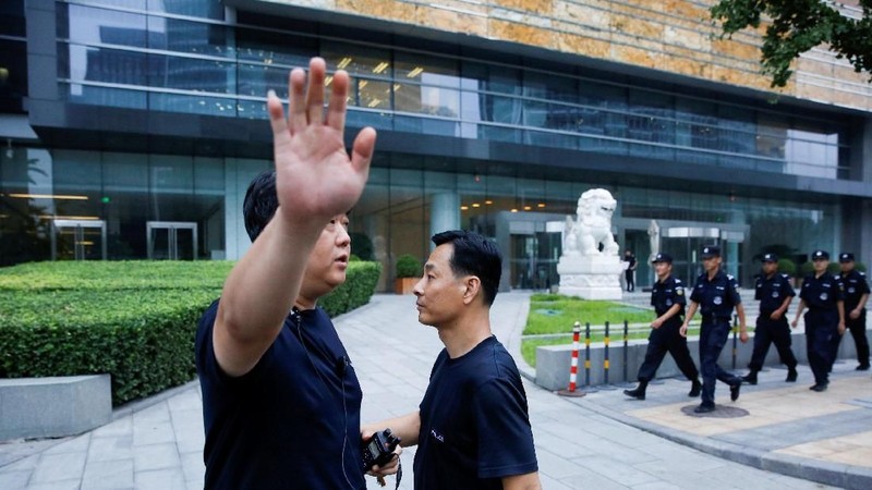 Sejak Juni 2018, otoritas China menutup 243 Startup P2P lending karena masalah investor menarik dana sehingga perusahaan mengalami kesulitan likuiditas