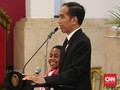 Jokowi Berikan Hadiah untuk Joni Pemanjat Tiang