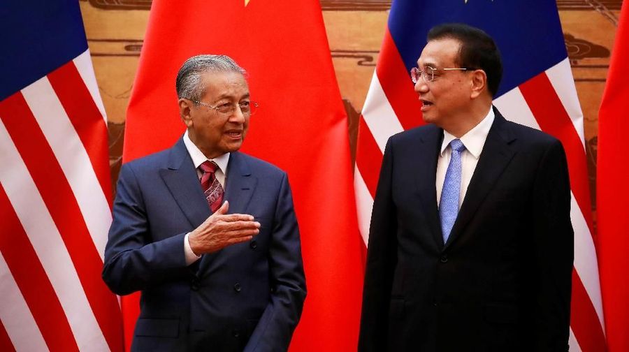 Perdana Menteri Malaysia Mahathir Bin Mohamad memberikan pernyataan terkait perang dagang Amerika Serikat (AS) dan China.