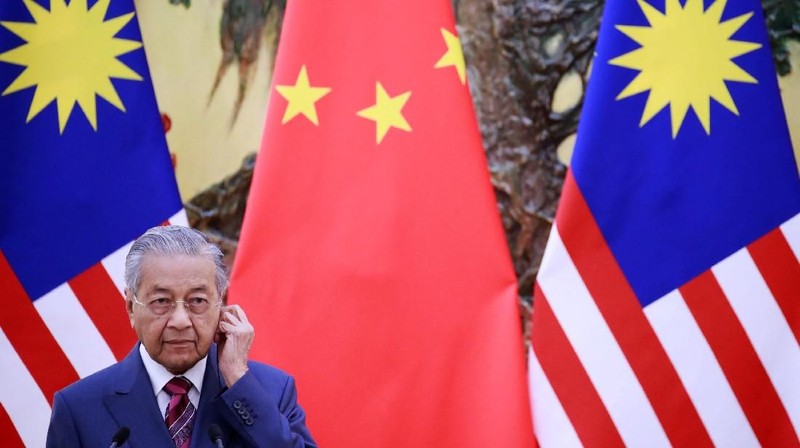 Mahathir berharap China akan membantu menyelesaikan 'masalah fiskal internal' Malaysia.