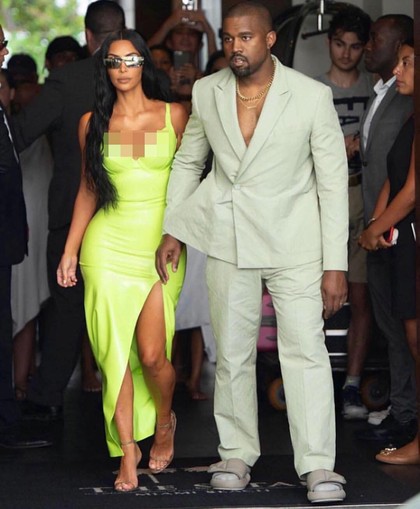 Kanye West Pakai Sandal Kekecilan ke Pesta Pernikahan, Netizen Bingung Kanye West Pakai Sandal Kekecilan ke Pesta Pernikahan, Netizen Bingung