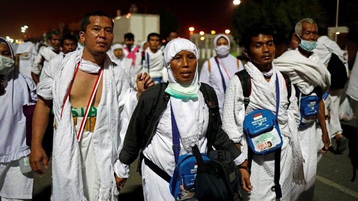 Muslim pilgrims from Indonesia arrive at the plains of Arafat on the eve of the annual Haj pilgrimage, outside the holy city of Mecca, Saudi Arabia August 19, 2018.REUTERS/Zohra Bensemra??