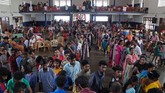 Para korban juga memenuhi auditorium sebuah kampus yang diubah menjadi tempat penampungan pengungsi di Kochi, Kerala.