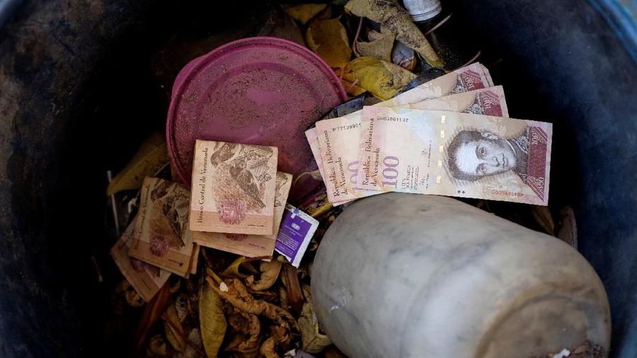 Sejumlah uang bernilai 100 bolivar Venezuela yang dibuang warga di tempat sampah di sebuah pom bensin milik perusahaan minyak negara Venezuela.