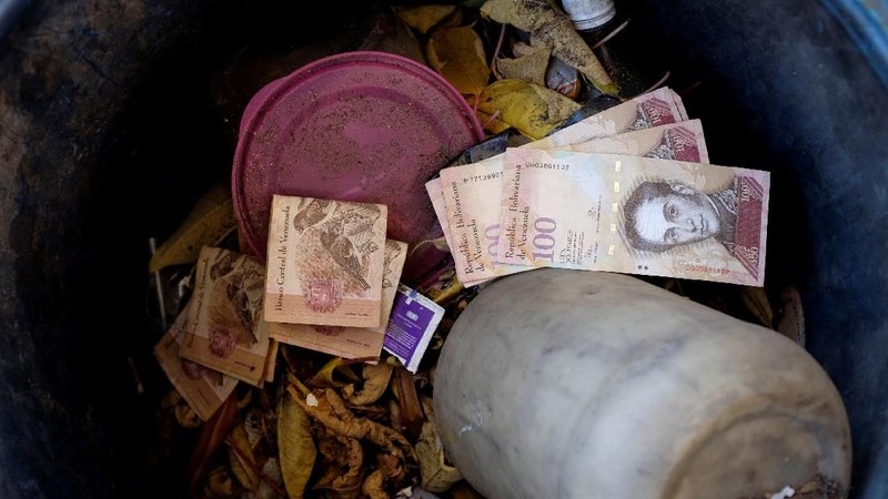Sejumlah uang bernilai 100 bolivar Venezuela yang dibuang warga di tempat sampah di sebuah pom bensin milik perusahaan minyak negara Venezuela.