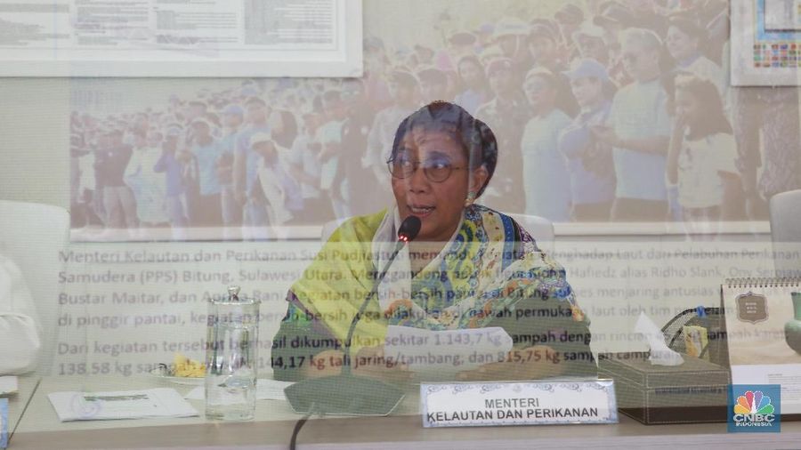 Menteri Susi menggelar konpers soal penenggelaman kapal hari ini, sambil mengenakan baju bergambar maskot Asian Games 2018 