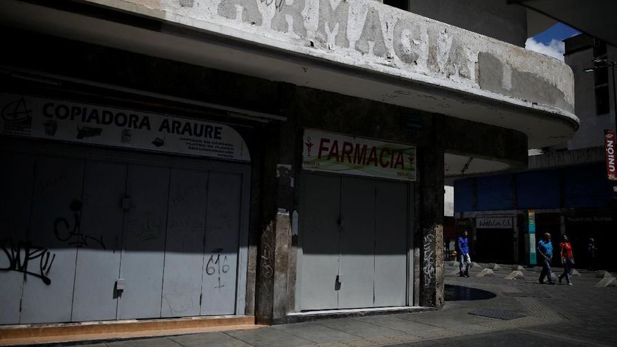 Ibukota Caracas terlihat jalan-jalan sepi saat Maduro telah menetapkan hari libur nasional untuk hari pertama dari rencana yang akan memangkas lima nol