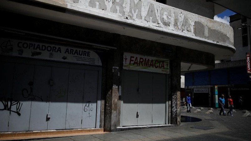 Ibukota Caracas terlihat jalan-jalan sepi saat Maduro telah menetapkan hari libur nasional untuk hari pertama dari rencana yang akan memangkas lima nol
