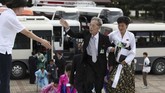 Lebih dari 60 persen peserta reuni keluarga ini berusia di atas 80 tahun, sehingga dalam perjalanan mereka didampingi bersama anak-anak dan kerabat lainnya. (Yonhap via REUTERS)