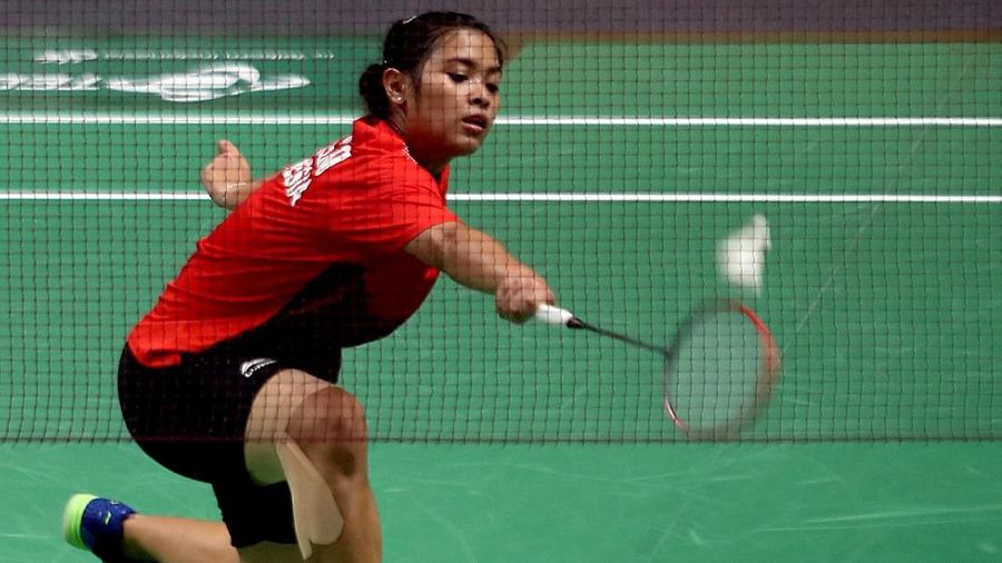 Pebulu tangkis putri Indonesia Gregoria Mariska Tanjung mengembalikan kok ke arah pebulu tangkis putri Jepang Akane Yamaguchi pada pertandingan babak semi final grup beregu putri Asian Games 2018 di Istora Senayan, Jakarta (20/8). ANTARA FOTO/INASGOC/Hadi Abdullah/tom/18.