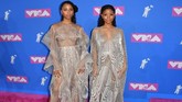 R&B duo Chloe X Halle memukau dengan gaun penuh detail cut out. 'Lembaran' kain sheernya yang berlipat-lipat dan berlapis menampilkan kesan futuristik. (AFP PHOTO / ANGELA WEISS)