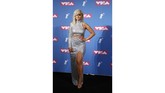 Bebe Rexha kembali bergaya seksi dengan gaun crop top dan rok pas tubuh dengan slit tinggi. Gaya futuristiknya terlihat dari siluet one shoulder dengan lengan panjangnya. (REUTERS/Carlo Allegri)