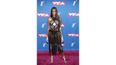 Model Winnie Harlow tampil berani dengan gaun hitam sheer dan berakses cut out di beberapa bagiannya dan menimbulkan kesan seksi. (REUTERS/Andrew Kelly)