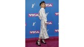 Grace VanderWaal membuktikan bahwa warna perak juga bisa diberi sentuhan vintage yang tak lekang waktu. (REUTERS/Andrew Kelly)