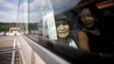 Untuk menemui keluarganya di Korea Utara, puluhan peserta warga Korea Selatan menaiki bus menyebrangi perbatasan zona militer kedua negara. (REUTERS/Kim Hong-Ji)