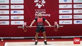 Lifter Indonesia Eko Yuli Irawan melakukan angkatan snatch pada pertandingan angkat besi 62 kilogram. (CNNIndonesia/Safir Makki)