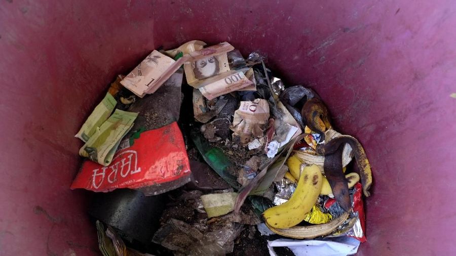 Sejumlah uang bernilai 100 bolivar Venezuela yang dibuang warga di tempat sampah di sebuah pom bensin milik perusahaan minyak negara Venezuela.