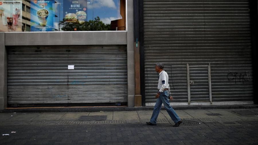 Ibukota Caracas terlihat jalan-jalan sepi saat Maduro telah menetapkan hari libur nasional untuk hari pertama dari rencana yang akan memangkas lima nol