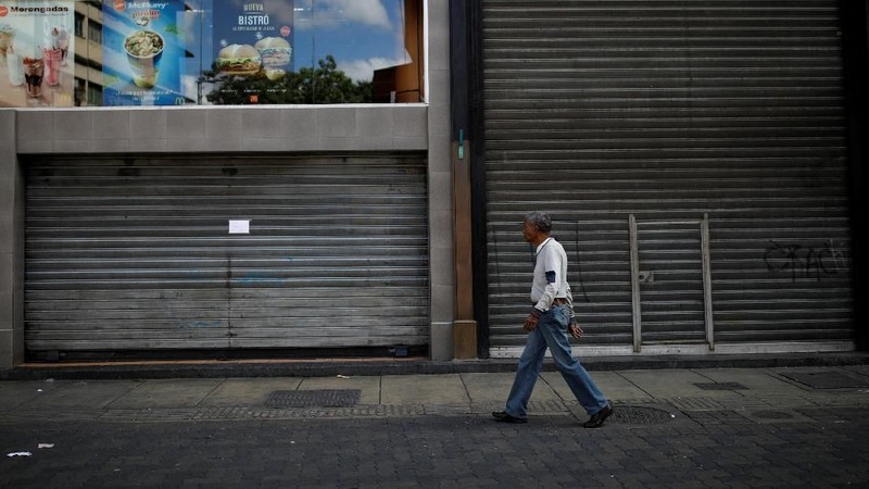 Ibukota Caracas terlihat jalan-jalan sepi saat Maduro telah menetapkan hari libur nasional untuk hari pertama dari rencana yang akan memangkas lima nol