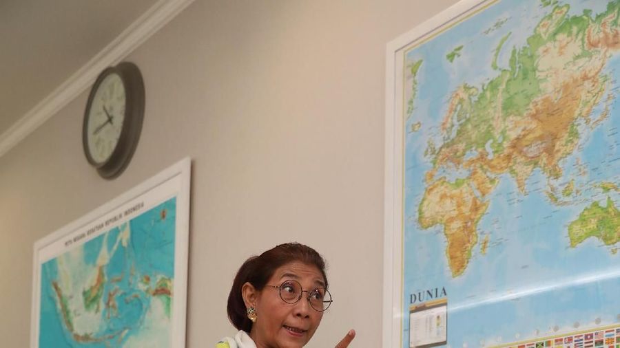 Menteri Susi menggelar konpers soal penenggelaman kapal hari ini, sambil mengenakan baju bergambar maskot Asian Games 2018 