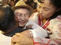 FOTO : Tangis Haru Reuni Keluarga yang Terpisah Perang Korea