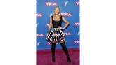 Walau tak memakai gaun perak, Iggy Azalea juga terlihat futuristik dengan rok bermotif diamond. REUTERS/Andrew Kelly